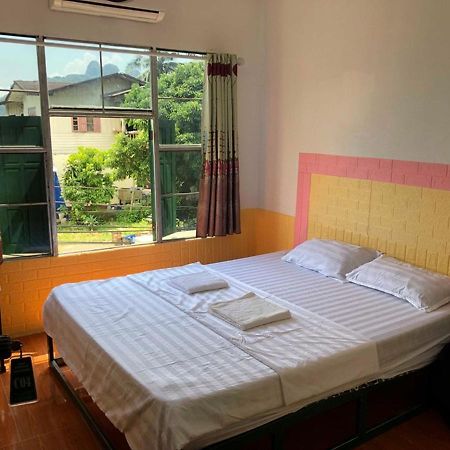 Army Barracks Guesthouse Vang Vieng Bagian luar foto