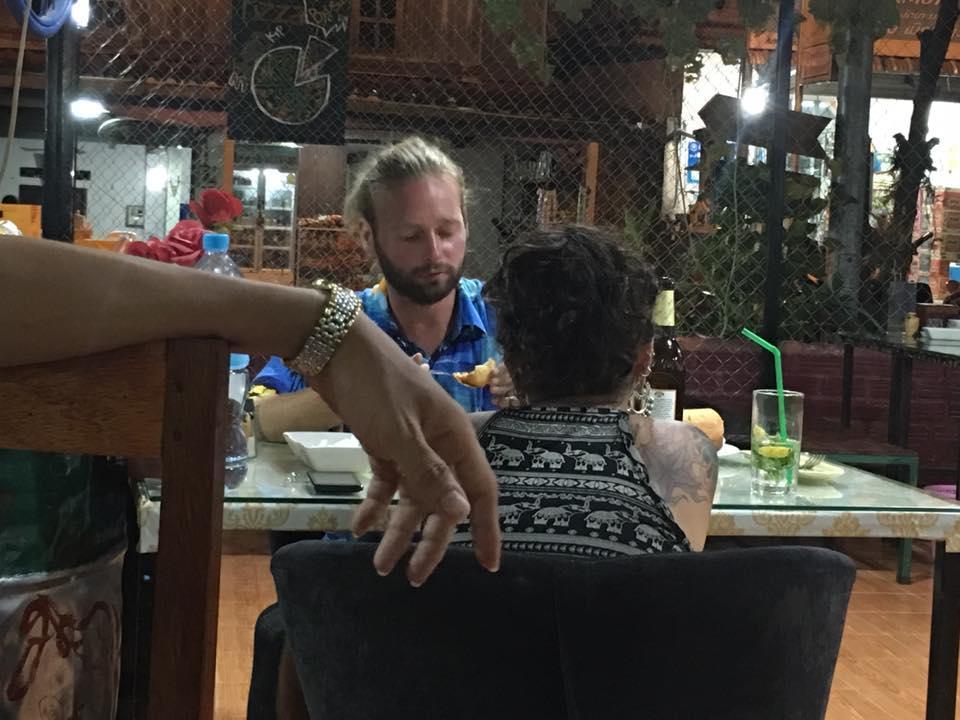 Army Barracks Guesthouse Vang Vieng Bagian luar foto