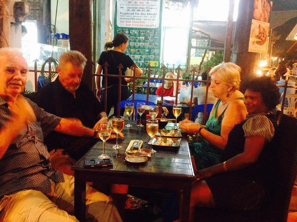 Army Barracks Guesthouse Vang Vieng Bagian luar foto