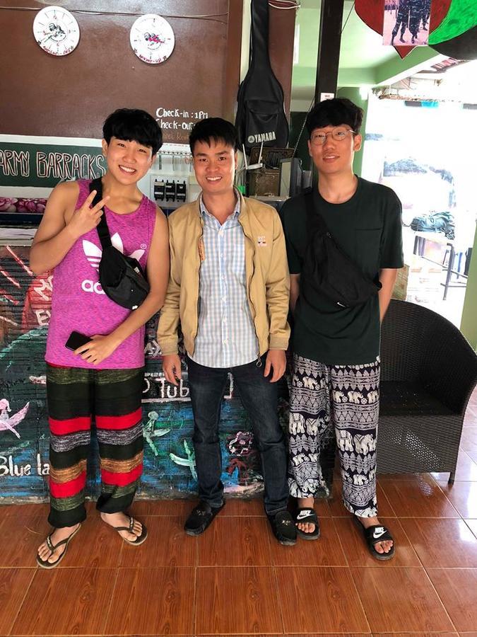 Army Barracks Guesthouse Vang Vieng Bagian luar foto