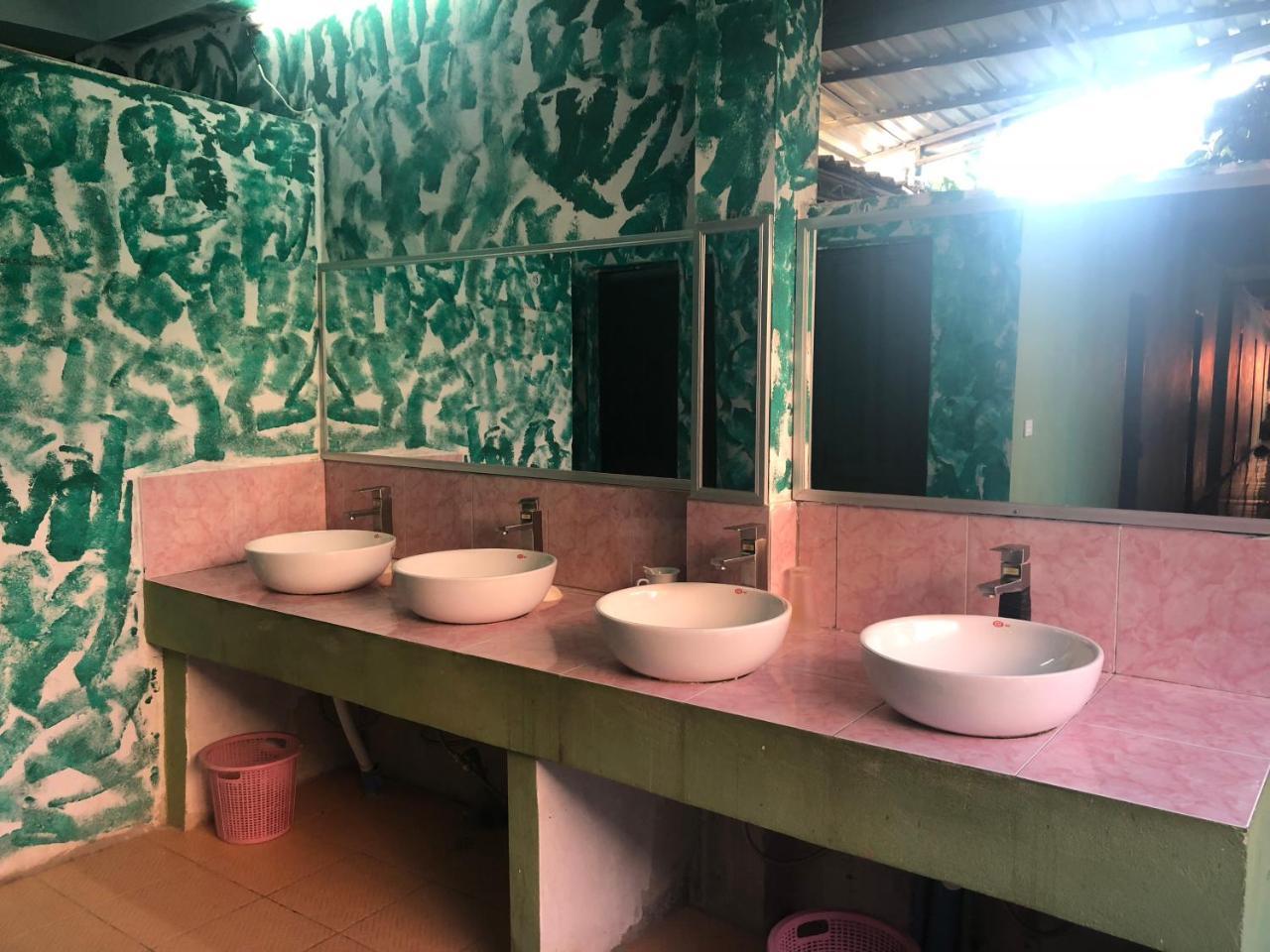 Army Barracks Guesthouse Vang Vieng Bagian luar foto