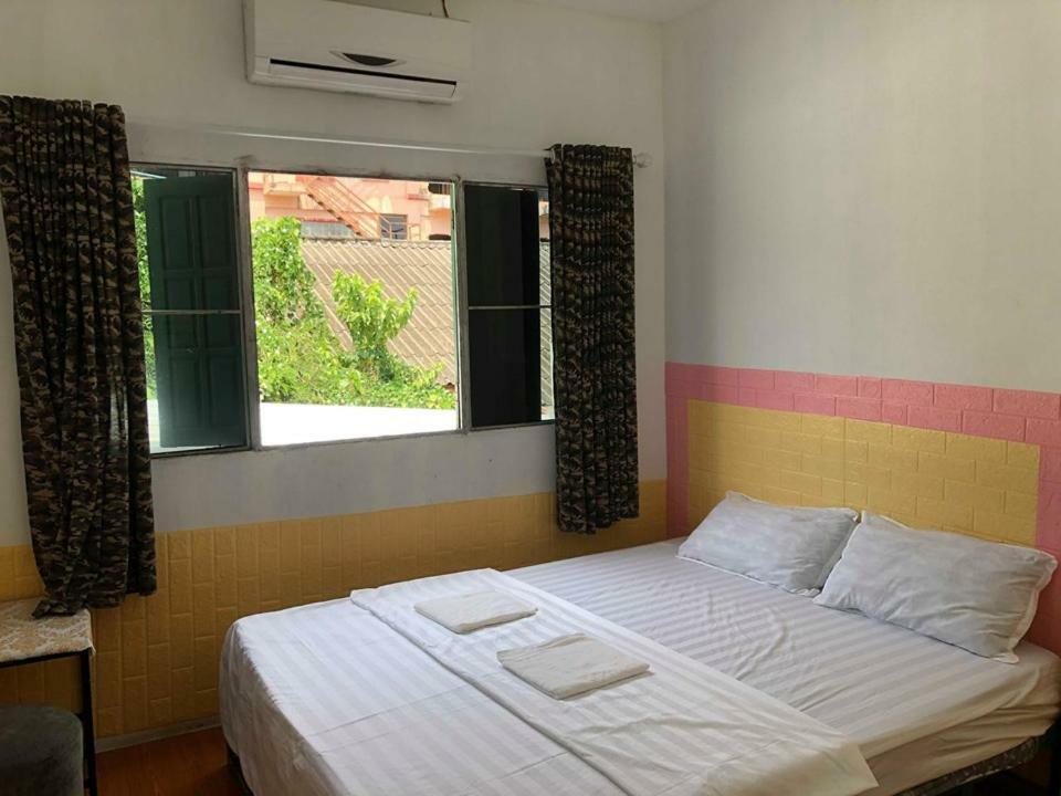 Army Barracks Guesthouse Vang Vieng Bagian luar foto