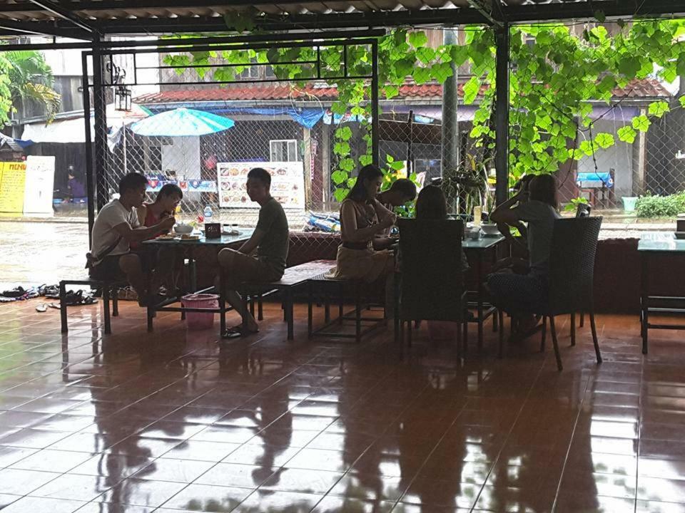 Army Barracks Guesthouse Vang Vieng Bagian luar foto
