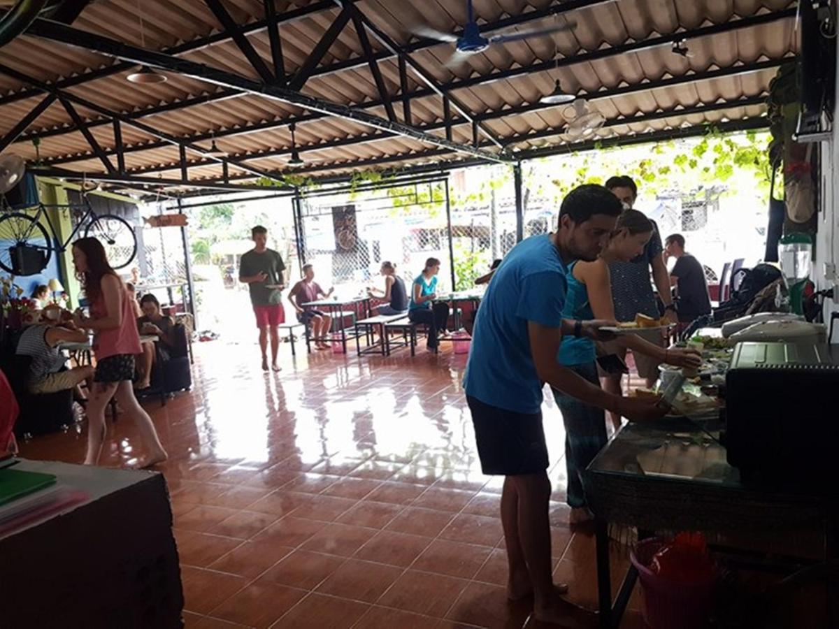 Army Barracks Guesthouse Vang Vieng Bagian luar foto