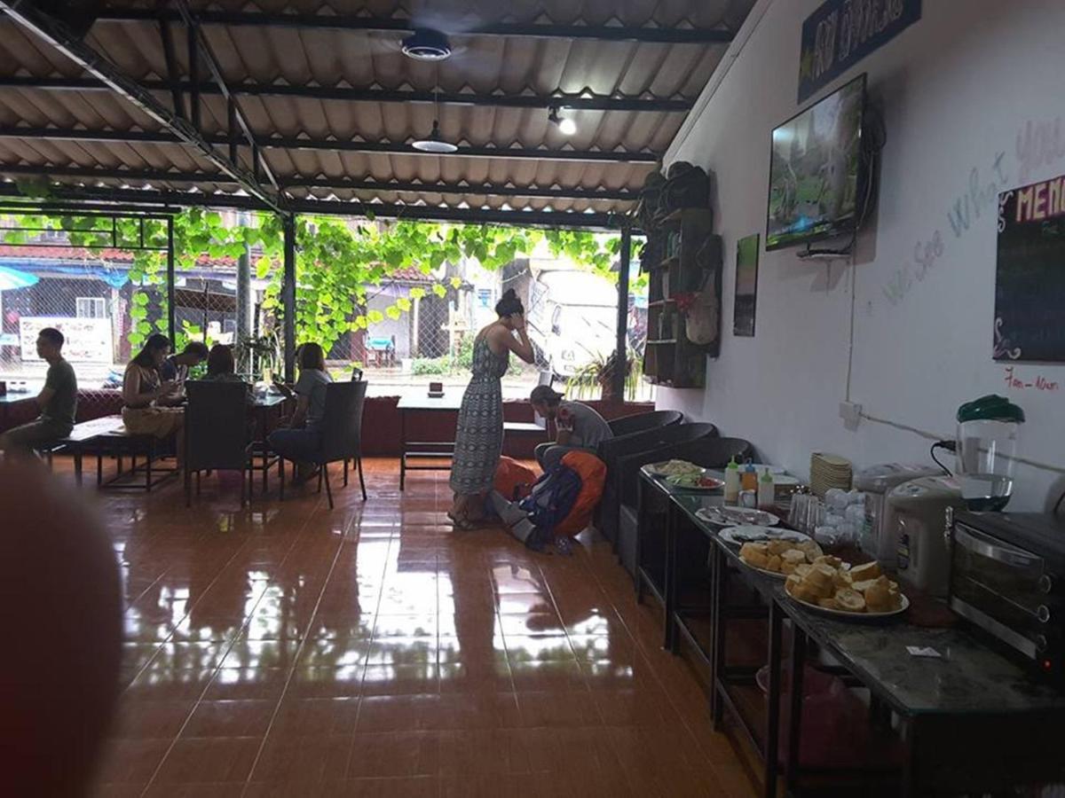 Army Barracks Guesthouse Vang Vieng Bagian luar foto