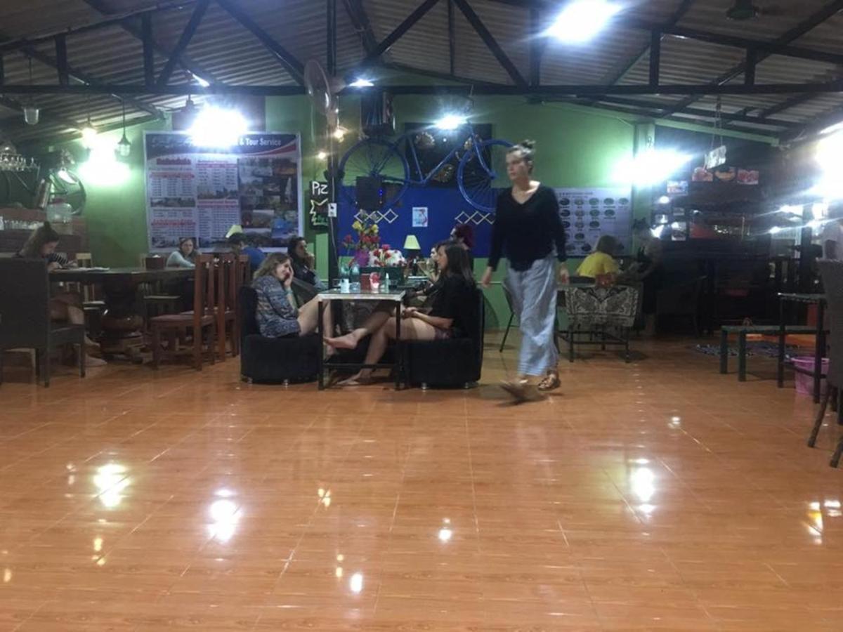 Army Barracks Guesthouse Vang Vieng Bagian luar foto