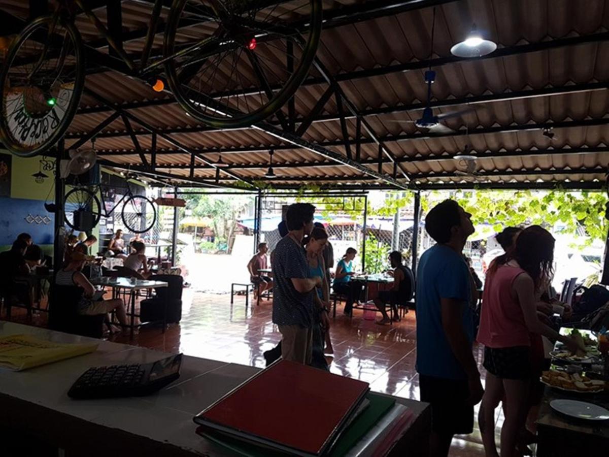 Army Barracks Guesthouse Vang Vieng Bagian luar foto