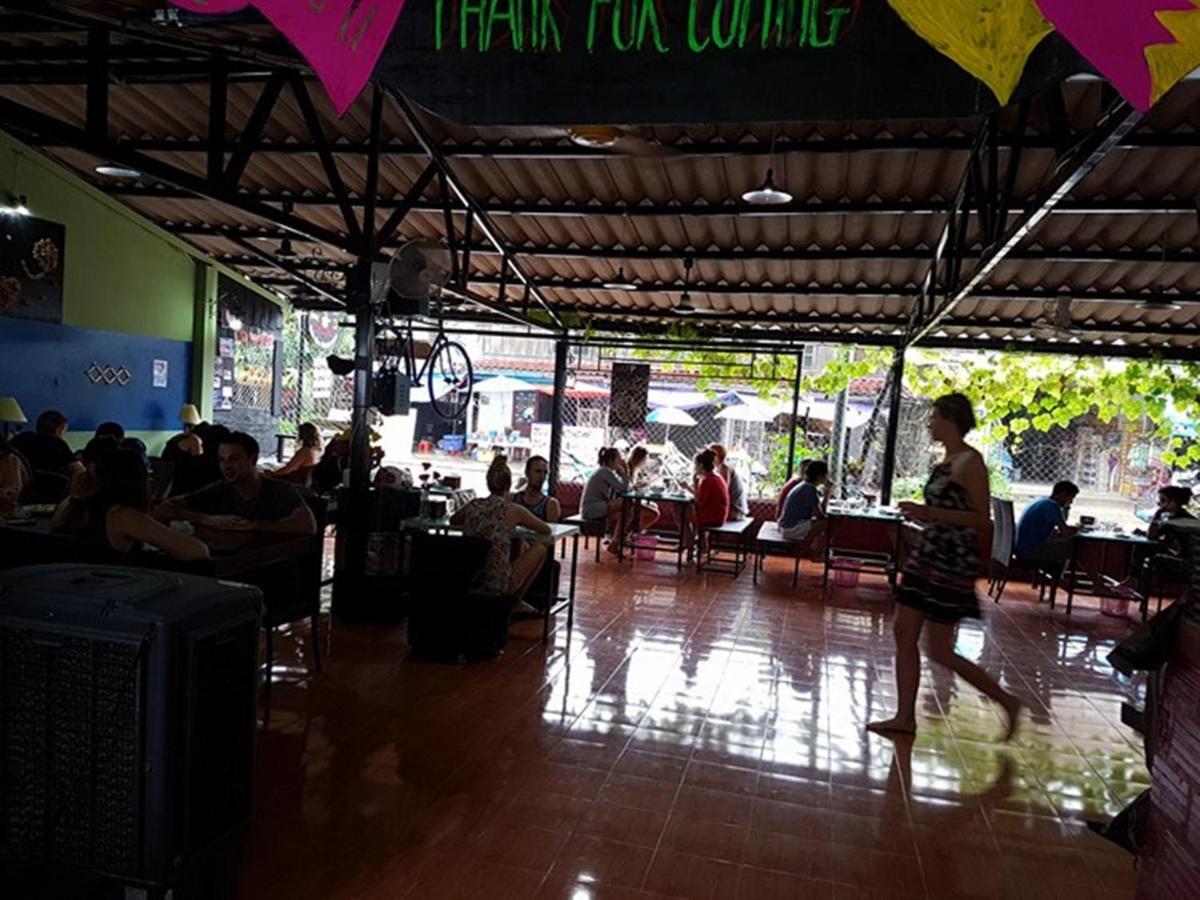 Army Barracks Guesthouse Vang Vieng Bagian luar foto