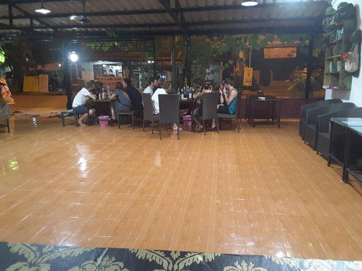 Army Barracks Guesthouse Vang Vieng Bagian luar foto