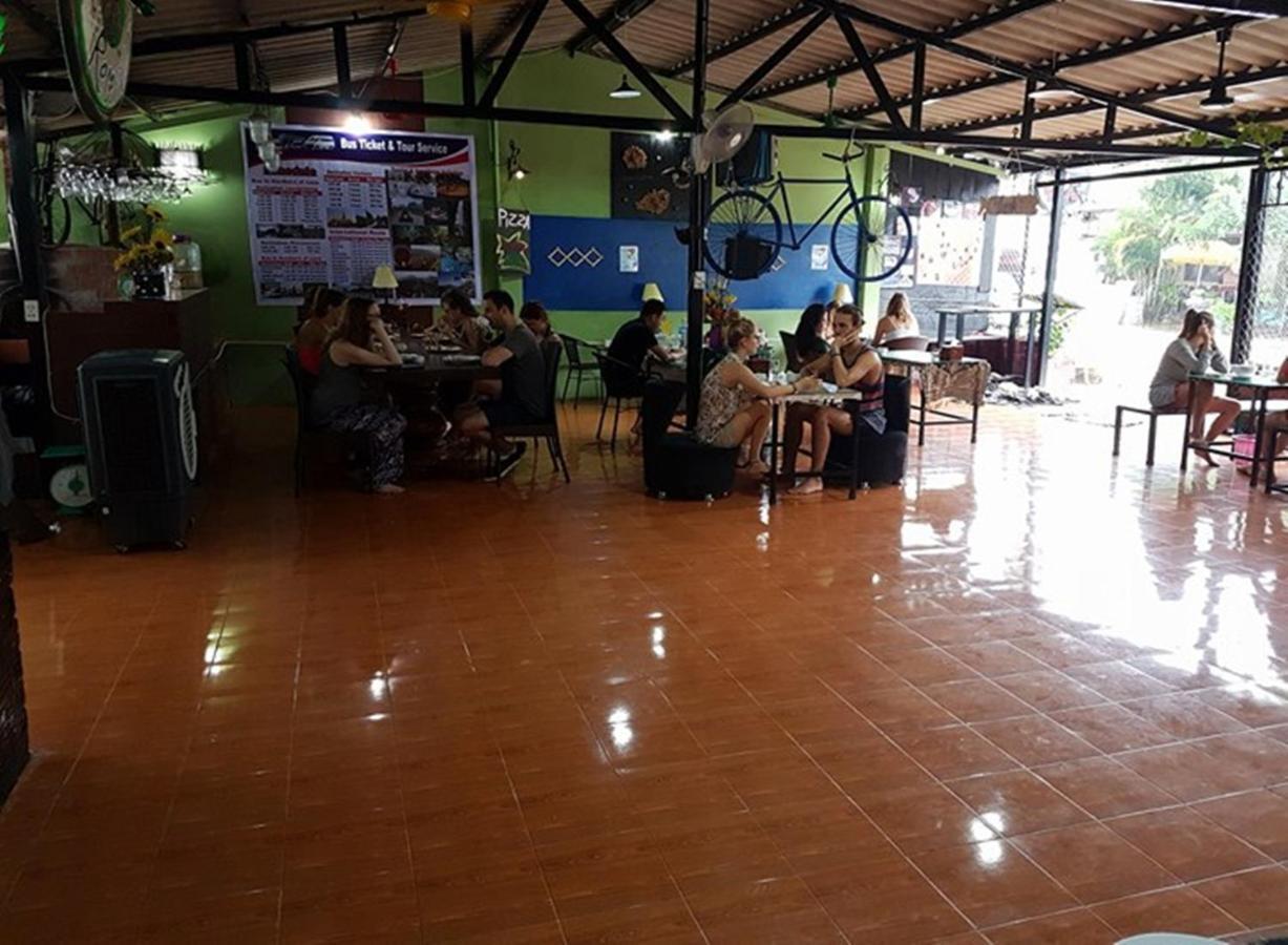 Army Barracks Guesthouse Vang Vieng Bagian luar foto