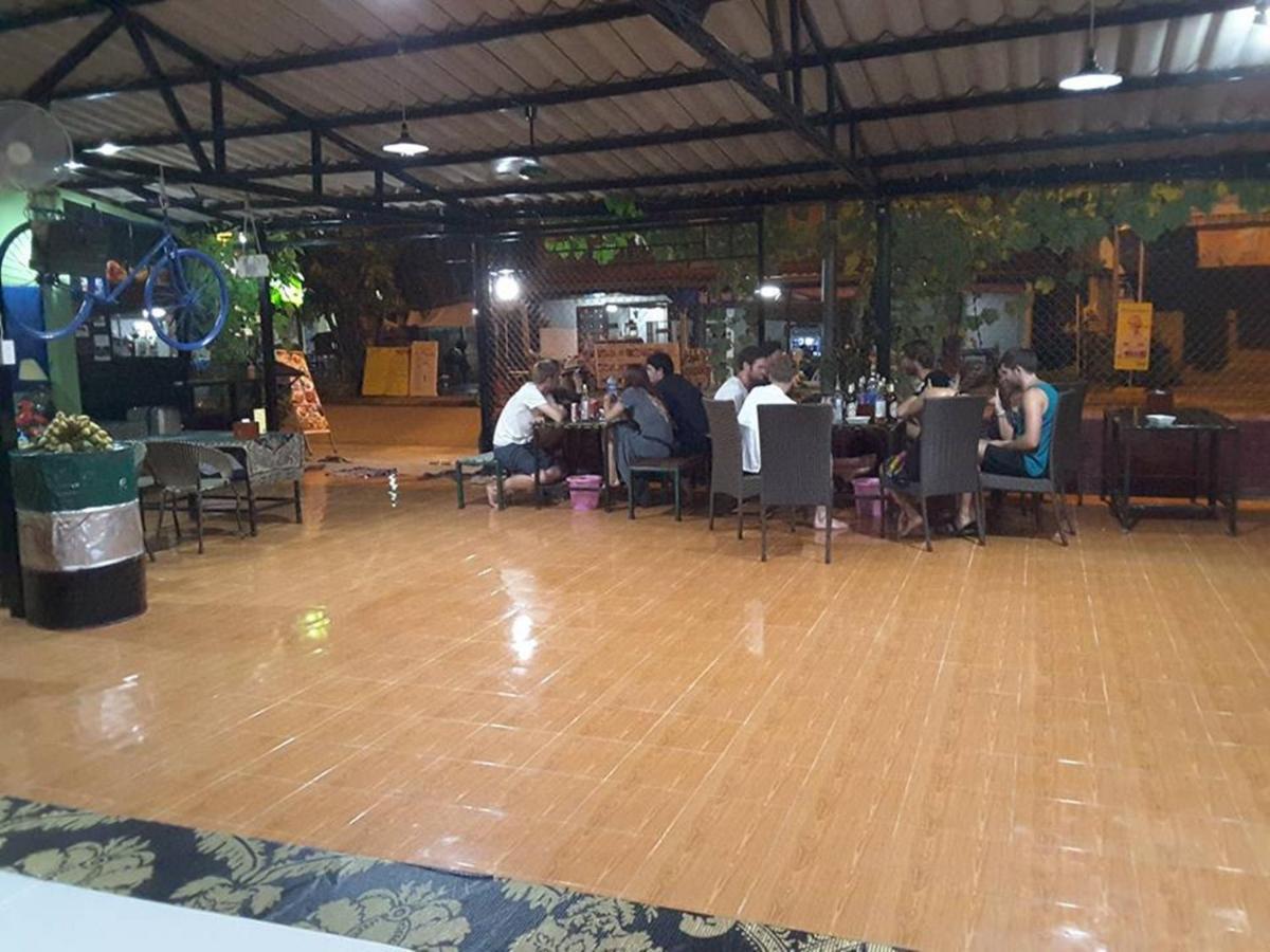 Army Barracks Guesthouse Vang Vieng Bagian luar foto