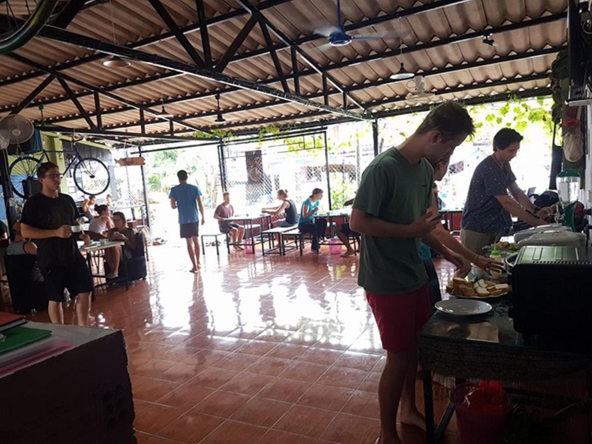 Army Barracks Guesthouse Vang Vieng Bagian luar foto