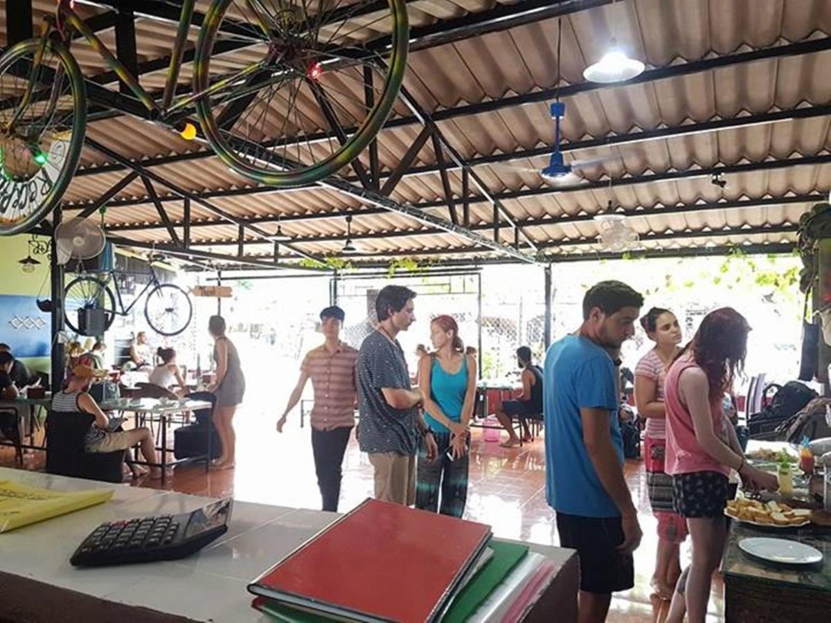 Army Barracks Guesthouse Vang Vieng Bagian luar foto