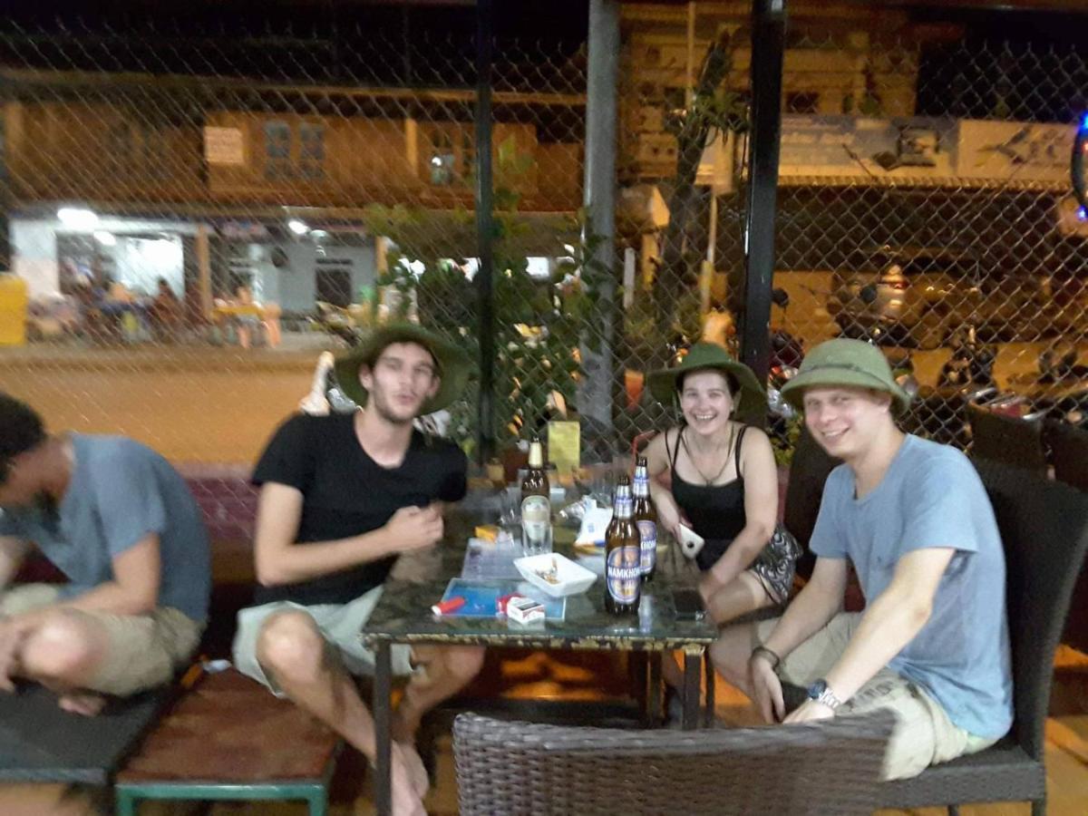 Army Barracks Guesthouse Vang Vieng Bagian luar foto