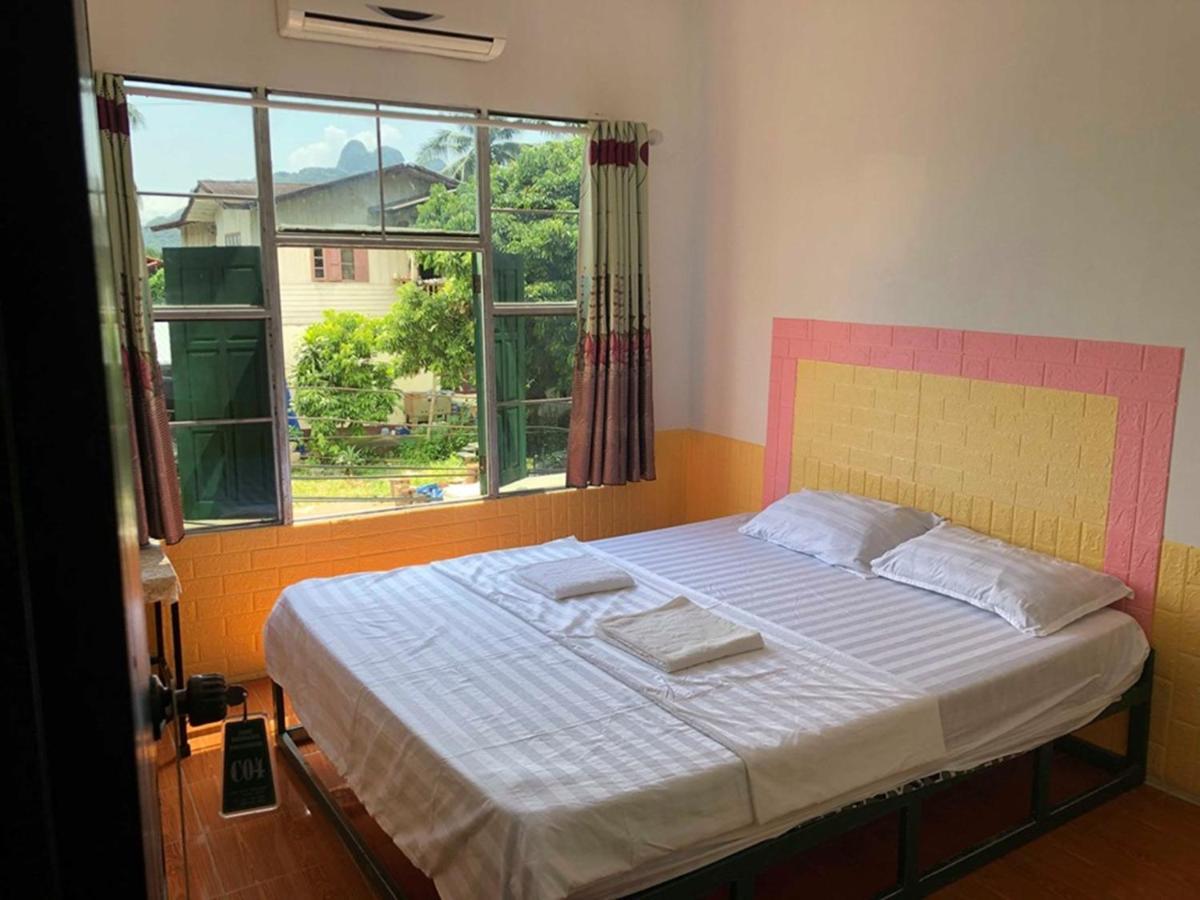Army Barracks Guesthouse Vang Vieng Bagian luar foto