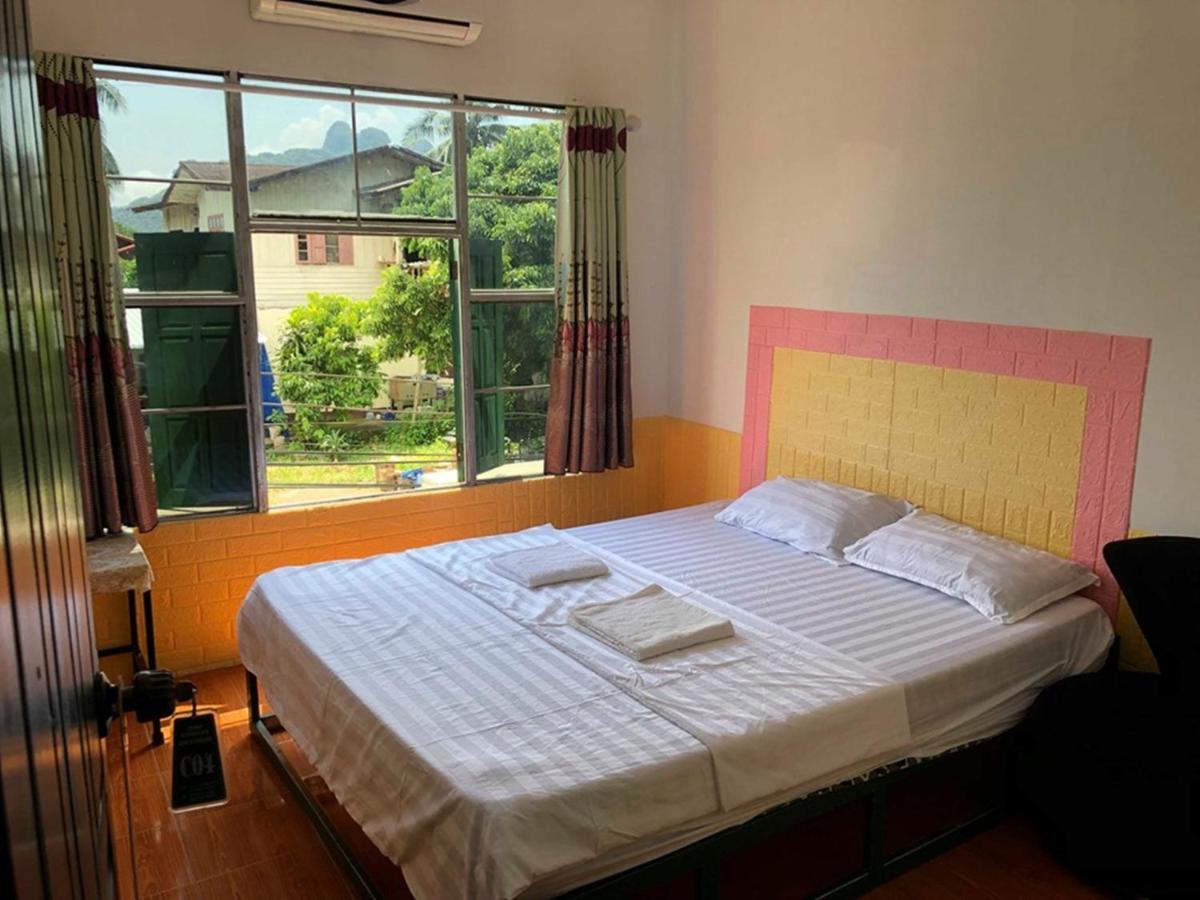 Army Barracks Guesthouse Vang Vieng Bagian luar foto