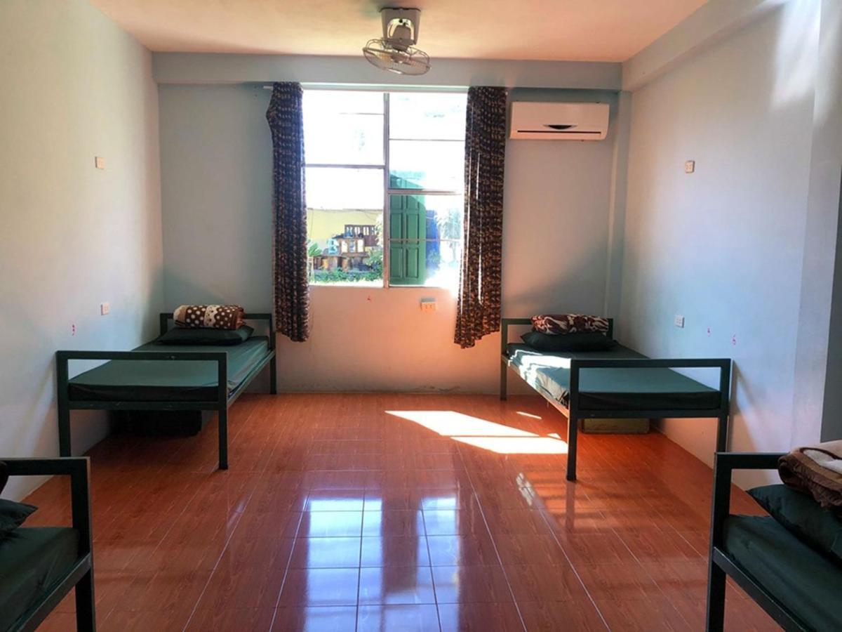 Army Barracks Guesthouse Vang Vieng Bagian luar foto